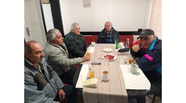 Милчо Георгиев (вдясно) с още четирима приятели обсъждаха предстоящия балотаж в една от кръчмите на Граф Игнатиево. Снимки и видео: Радко Паунов