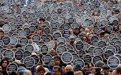 Хиляди турци излязоха на протест по улиците на Истанбул срещу убийството на журналиста от арменски произход Хрант Динк и в знак на съпричастност към делото му скандираха: “Всички сме арменци”. 1/10/2015 СНИМКА: РОЙТЕРС