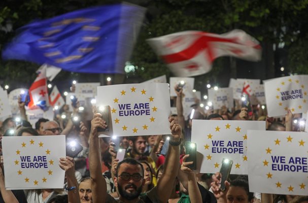 Десетки хиляди протестираха в Тбилиси срещу политиката на правителството и за присъединяване към ЕС. СНИМКА: РОЙТЕРС