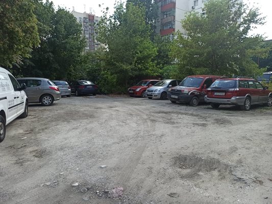 Така изглежда в момента мястото, където местните жители си паркират автомобилите.