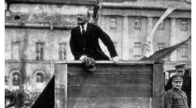Ленин е свалил каскета си и говори на митинг.