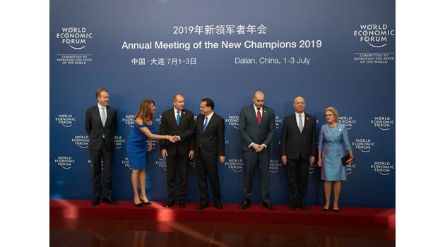 Десислава Радева се ръкува с китайския премиер Ли Къцян преди семейната снимка за официалната вечера по повод Световния икономически форум, известен като Летния Давос.