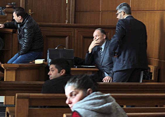 Трима адвокати защитават Красимир и Запринка, които седнаха един зад друг на първите 2 пейки в съдебната зала.