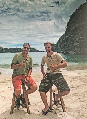 Владо Карамазов (вляво) и Ваня Джаферович на филипински плаж

СНИМКА: ПРОФИЛ В ИНСТАГРАМ НА КАРАМАЗОВ