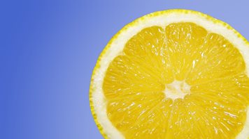 Използвайте лимонов сок за обезмаслител, омекотител и ароматизатор