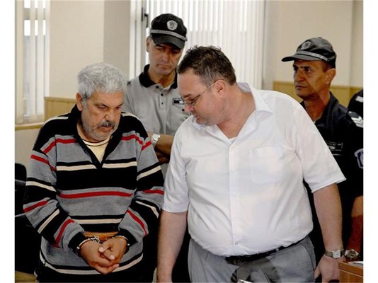 Обвиненият за убийството на Ангел - Симеон Йосифов (вляво) ,не бил видял момчето. До него е адвокатът му Стефан Левашки.
СНИМКИ: АТАНАС КЪНЕВ