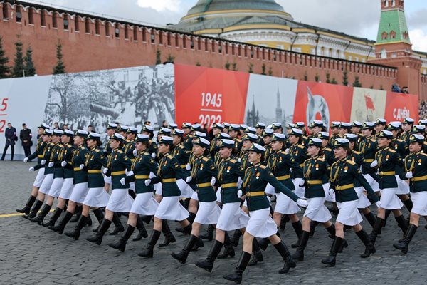 Руски военнослужещи маршируват на Червения площад.

СНИМКИ: РОЙТЕРС