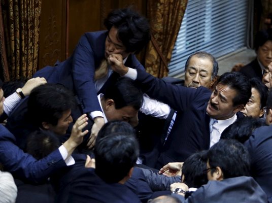 Депутати си разменят юмруци по време на заседание на японския парламент през 2015 г. СНИМКИ: РОЙТЕРС