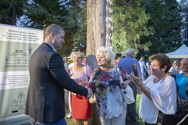 Кметът на Стара Загора Живко Тодоров посреща гости на 42-ия си рожден ден.
Снимка: Община Стара Загора