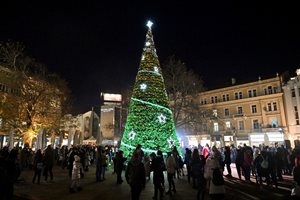 Кметът Костадин Димитров ще запали светлините на коледната елха в Пловдив на 1 декември (Снимки)