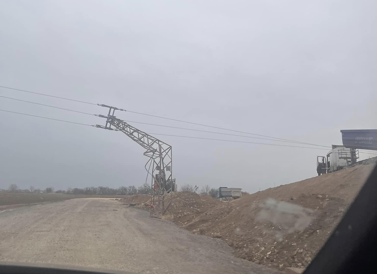 Камион събори далекопровод до голямо пловдивско село, хората бесни без ток