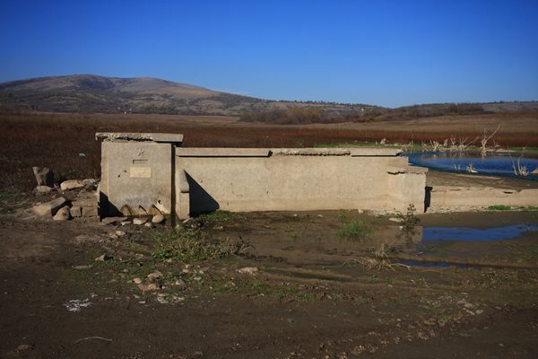 "Жеравичката" чешма, построена от жителите на село Живовци в предмайско съревнование за изпълнение на двегодишния народостопански план е от 1 май 1948 година