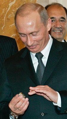 Путин задигнал шампионски пръстен