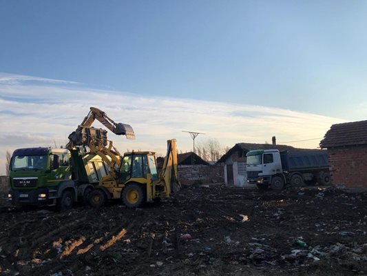 Събарянето на незаконните постройки в ромската махала продължава и в момента.