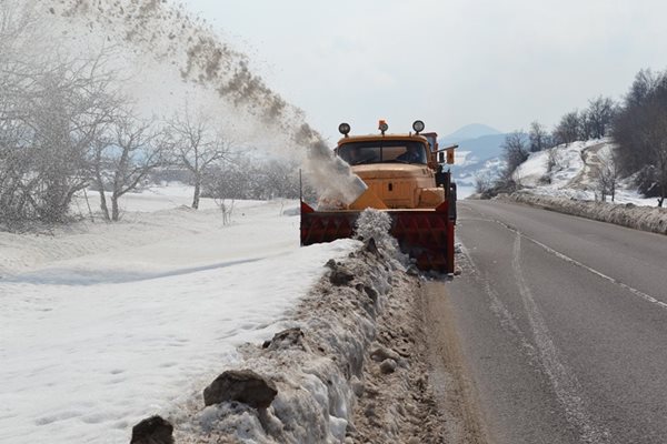 Снегорини работят за разширяването на пътното платно. Снимка: Ненко Станев