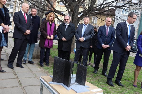 Главният прокурор Иван Гешев, столичният кмет Йорданка Фандъкова и главният архитект Здравко Здравков бяха на първата копка на мемориалния комплекс в памет на юристите, спасители на българските евреи.
