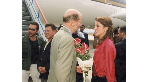 През 2001 г. като премиер Симеон посреща в България кралица Рания и крал Абдула II (зад него).
СНИМКА: ЛИЧЕН АРХИВ НА ЦАРЯ