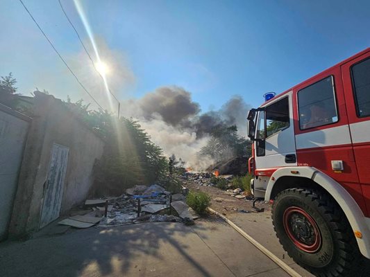 При петъчния пожар в "Столипиново" изгоряха 7 къщи.