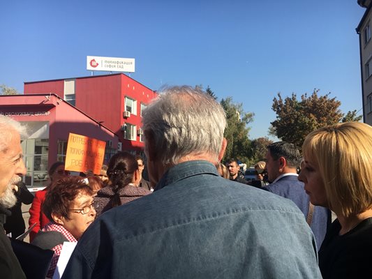 Манолова се срещна с граждани пред "Топлофикация-София". Снимки Авторката