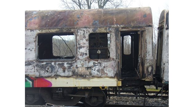 Огънят най-вероятно е тръгнал от елтаблото до задната врата на третия вагон. Пътници и жепейци първо видели пушек край тази врата.