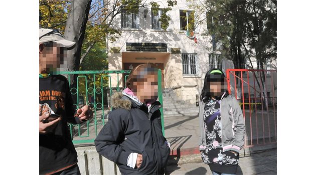 НЕИЗВЕСТНО: Възпитаниците на интерната "Александър Георгиев - Коджакафалията" в Бургас споделят, че не знаят техни съученици да са склонявани да проституират.