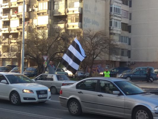 Фенове на "Локомотив" блокираха централни булеварди. Снимки: Авторът