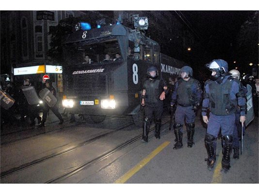 Полиция по столичния бул. “Витоша” в понеделник вечер по време на протеста в подкрепа на българите от Катуница.
СНИМКА: ХРИСТО РАХНЕВ