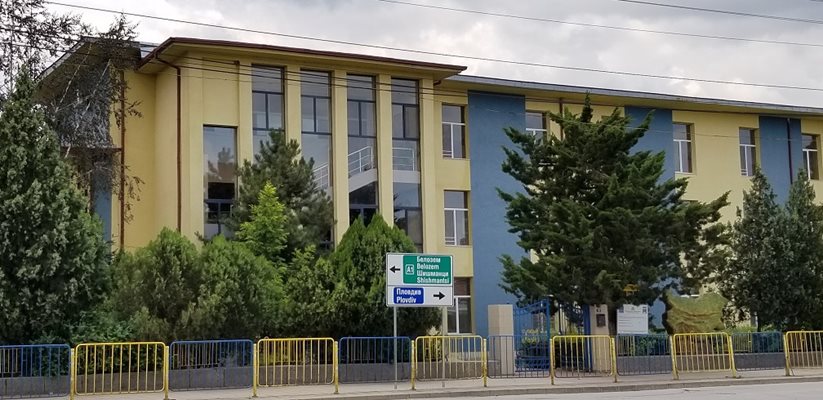 ОУ "Христо Ботев" в кв. "Секирово", където е преподавала г-жа Дичева.