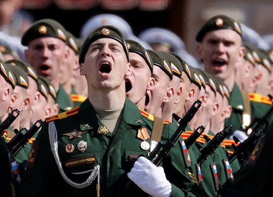 Руски военнослужещи маршируват на Червения площад.

