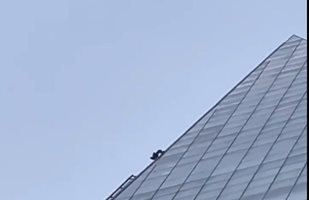 Мъж изкачи незаконно най-високата сграда във Великобритания /ВИДЕО/