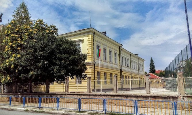 В Основно училище "Проф.Иван Батаклиев" в Пазарджик  започва изграждането на физкултурен салон