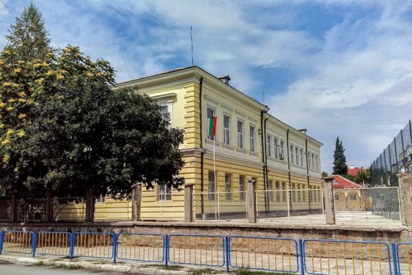 В Основно училище "Проф.Иван Батаклиев" в Пазарджик  започва изграждането на физкултурен салон