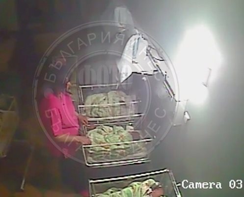 Повече от час е продължил зловещия побой, като акушерката си почивала на два пъти