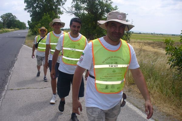 Уставно българите от Молдова са облекли жълти жилетки и вървят в колона, за да спазят правилата за движение в България.