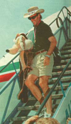 Наско Сираков слиза от самолета с огромен плюшен вълк