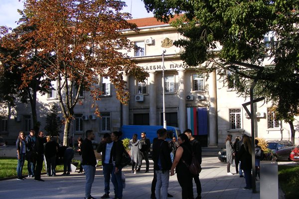 Протестиращите пред съдебната палата във Враца останаха разочаровани от отсрочване на делото срещу Аксел Олеков. Снимки на автора.