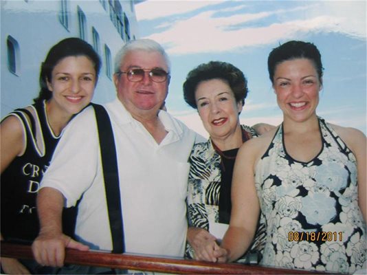 Със семейството си - съпругата Маги и дъщерите Сабрина и София