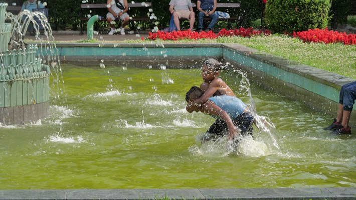 В най-големите жеги много деца се разхлаждат във фонтаните.

СНИМКА: ГЕОРГИ КЮРПАНОВ