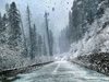 Снежна покривка и усложнена пътна обстановка тази сутрин