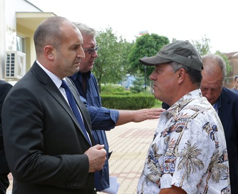 Президентът Румен Радев се срещна в Болярово със собственици на избитите животни. Снимки прессекретариат на държавния глава.