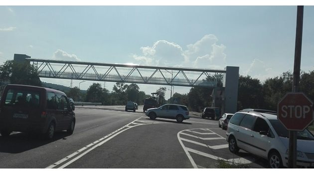 Година след трагедията на кръстовището на Атия вече има пасарелка, за да не пресичат пешеходци по натоварения главен път Бургас-Созопол.