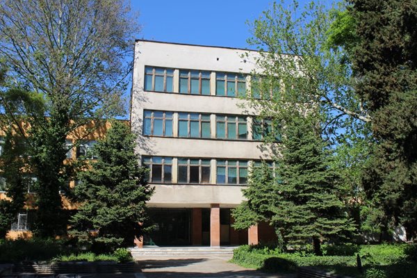 Бившият учителски институт, където ще се обучават специалисти по медицински грижи в Пазарджик.