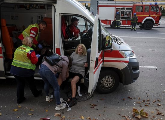 Медицински персонал помага на жена, пострадала от руските атаки в украинската столица.

СНИМКИ: РОЙТЕРС