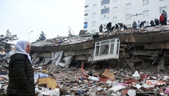 Жена ридае до разрушенията от земетресението в Турция.