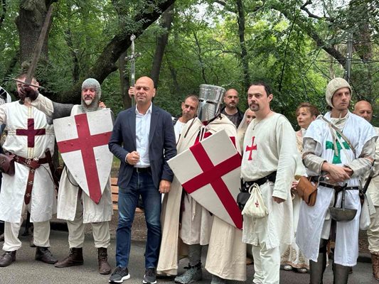 Кметът на "Тракия" Костадин Димитров сред тамплиерите.