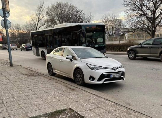 Служебният автомобил на кмета на район "Западен" е паркиран на булевард "Пещерско шосе" и градските автобуси го заобикалят.