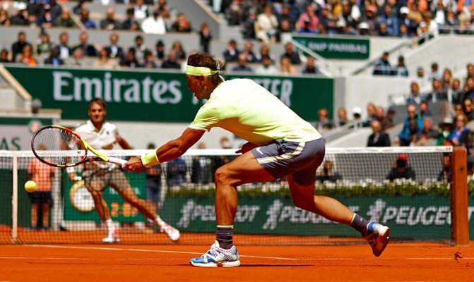 Рафаел Надал намери отговор и на най-затрудняващите удари на Роджър Федерер в полуфиналния мач на “Ролан Гарос”.