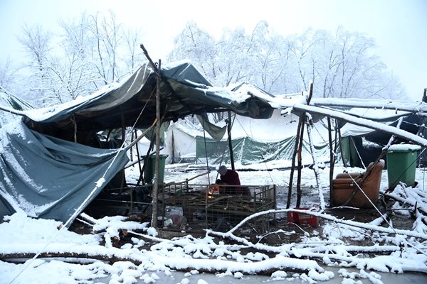 Мигранти блокирани в Босна в импровизиран лагер в студа и снега (Снимки)