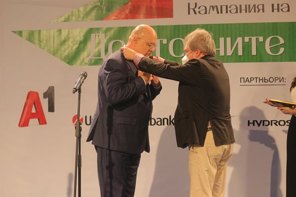 Борислав Зюмбюлев даде наградата на Александър Александров (вляво)