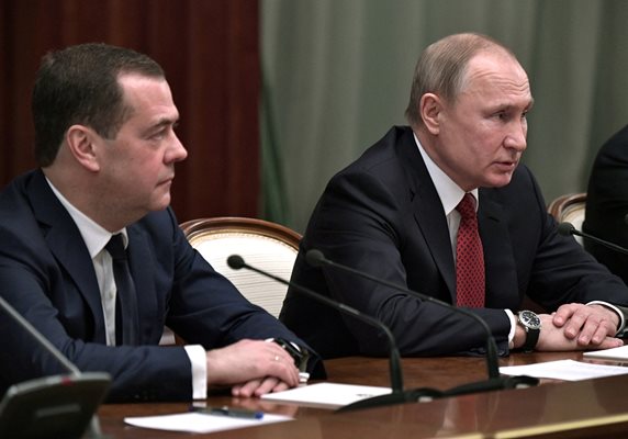 Дмитрий Медведев и Владимир Путин СНИМКА: Ройтерс